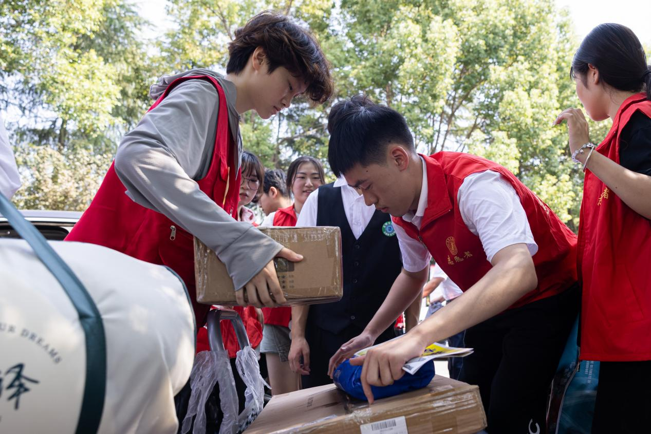 志愿者为新生贴心服务。