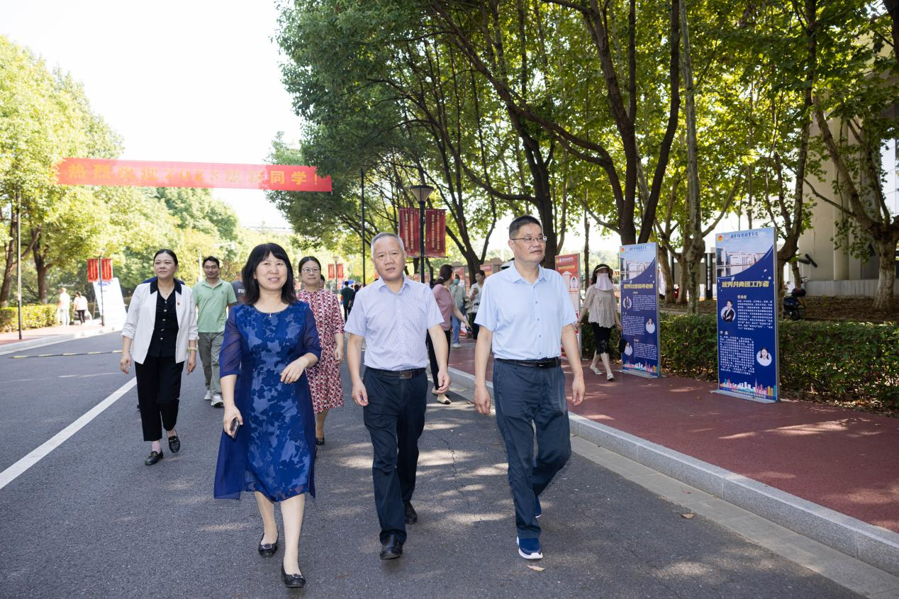 省文化和旅游厅党组成员、副厅长马龙来到现场视察指导迎新工作，南京旅游职业学院党委书记叶凌波，党委副书记、院长操阳等院领导及相关职能部门负责人陪同走访。